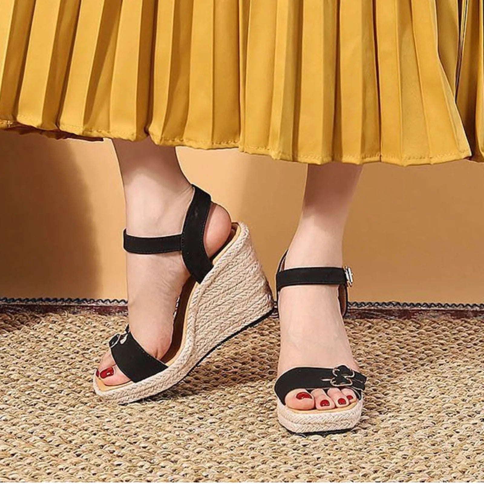 Sandale Talon Compensée avec Lanières Noires
