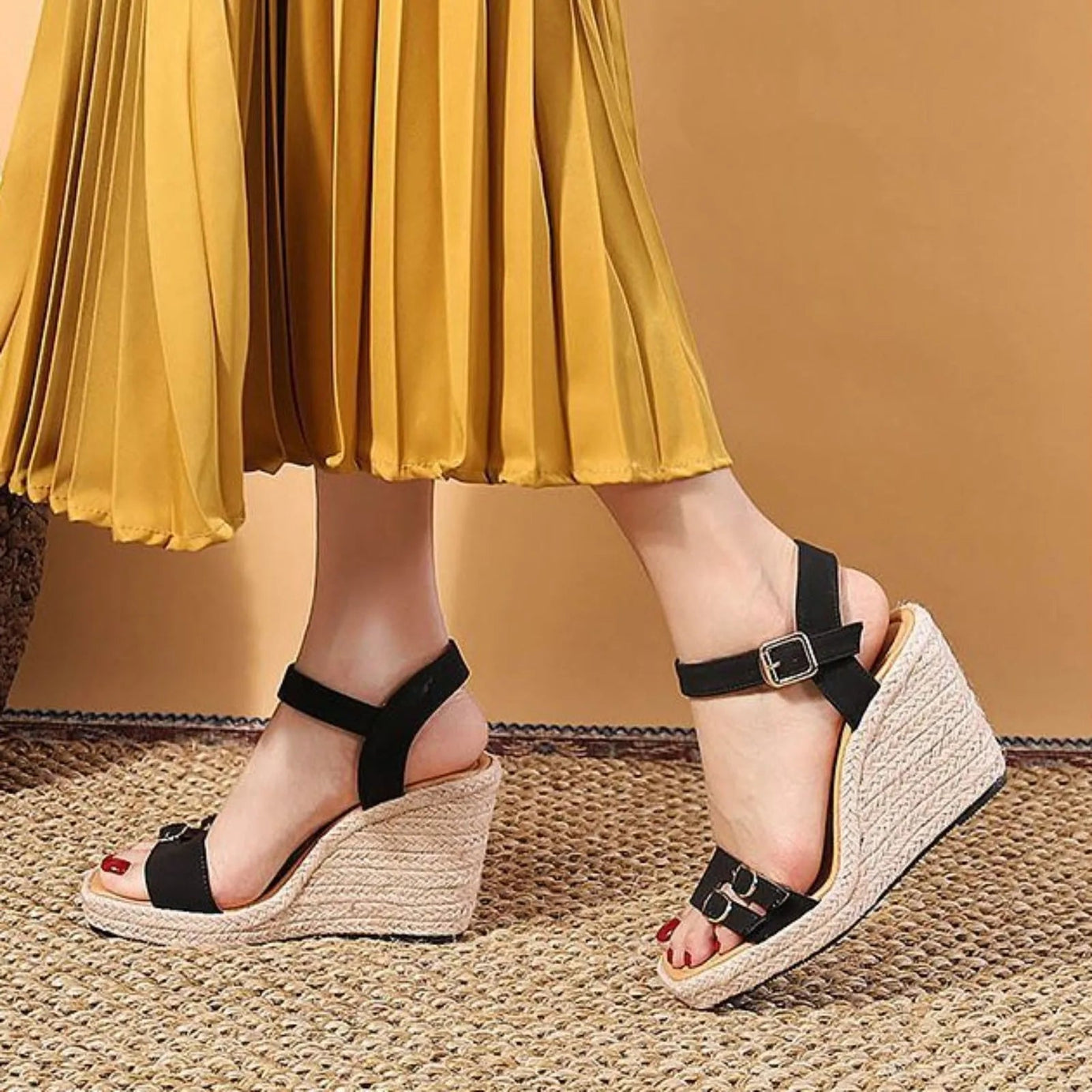Sandale Talon Compensée avec Lanières Noires