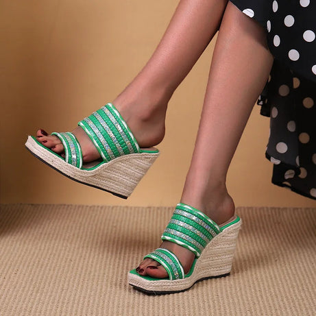Sandale Talon Compensée Verte Design et Brillante