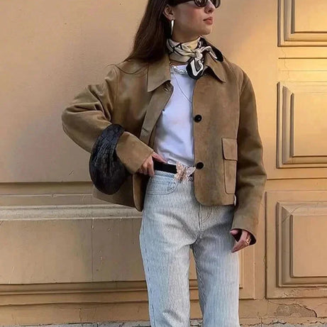 Veste courte femme camel en daim avec poches devant