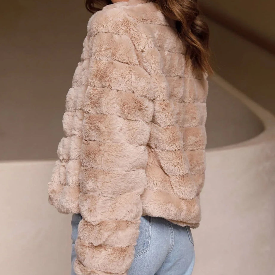 Veste courte femme en fausse fourrure à col ouvert