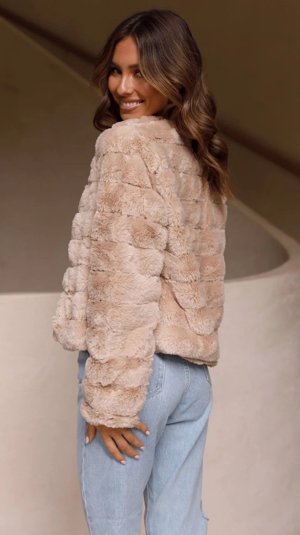 Veste courte femme en fausse fourrure à col ouvert