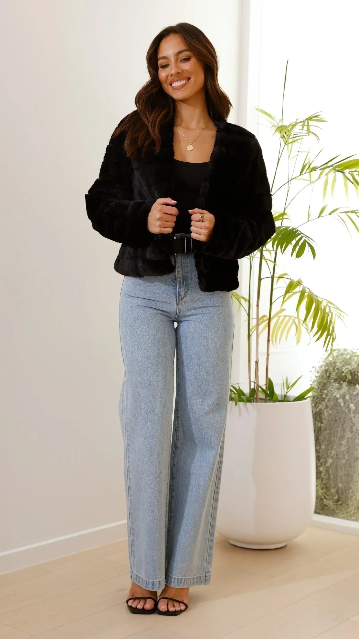 Veste courte femme en fausse fourrure à col ouvert