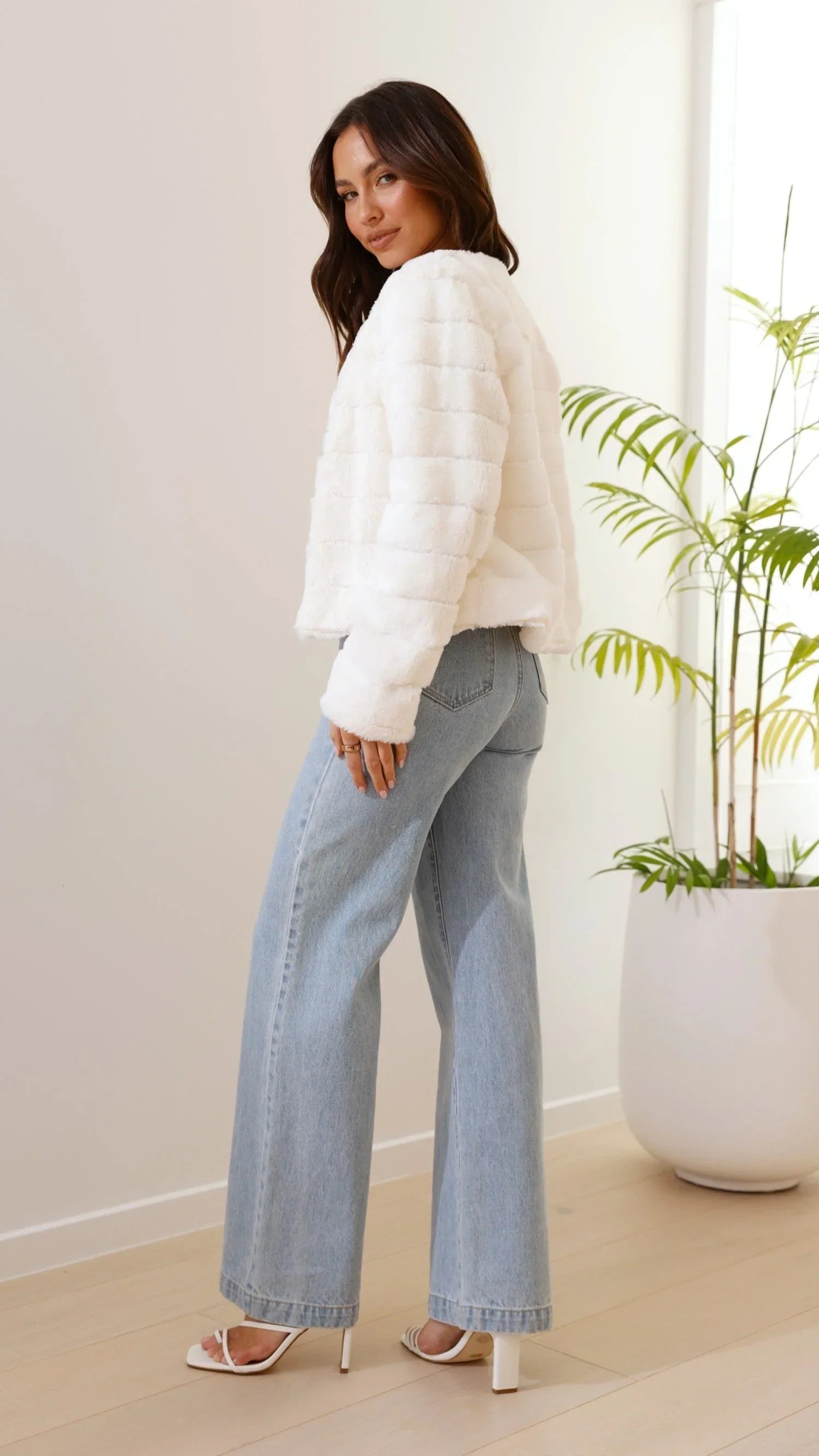 Veste courte femme en fausse fourrure à col ouvert