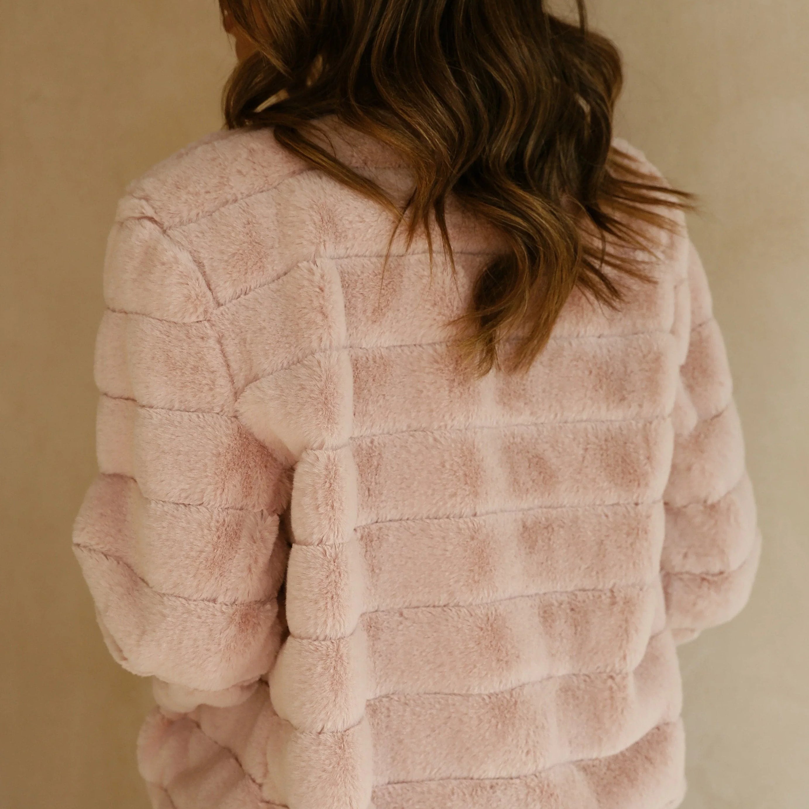 Veste courte femme en fausse fourrure à col ouvert