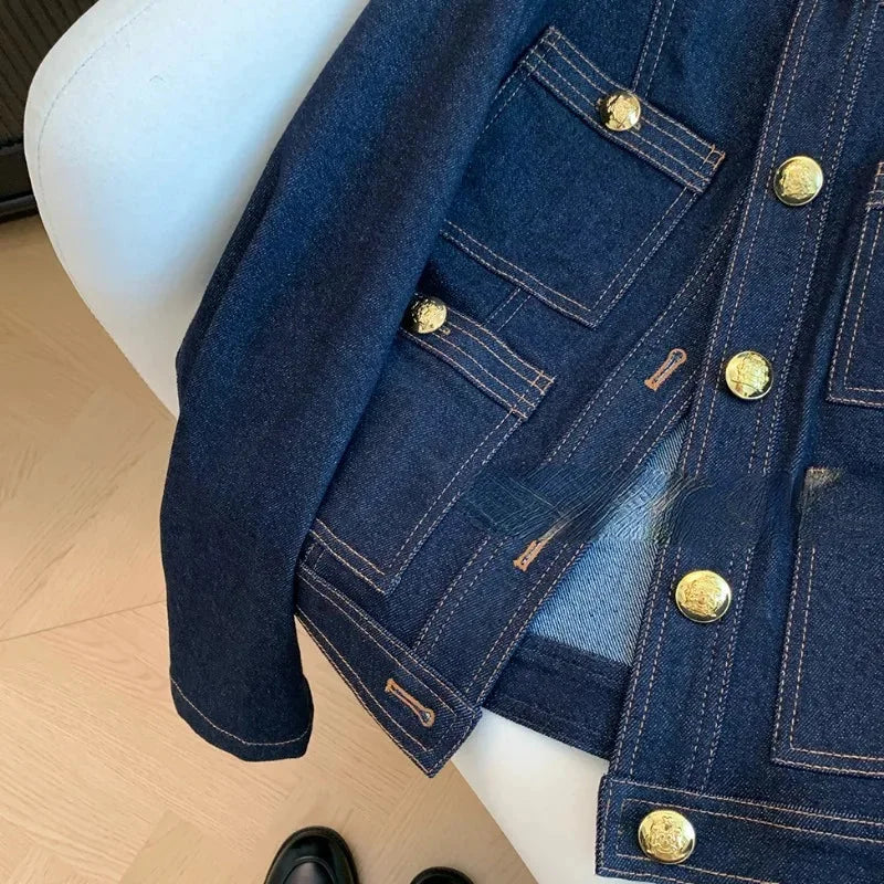 Veste denim femme avec boutons dorés élégants