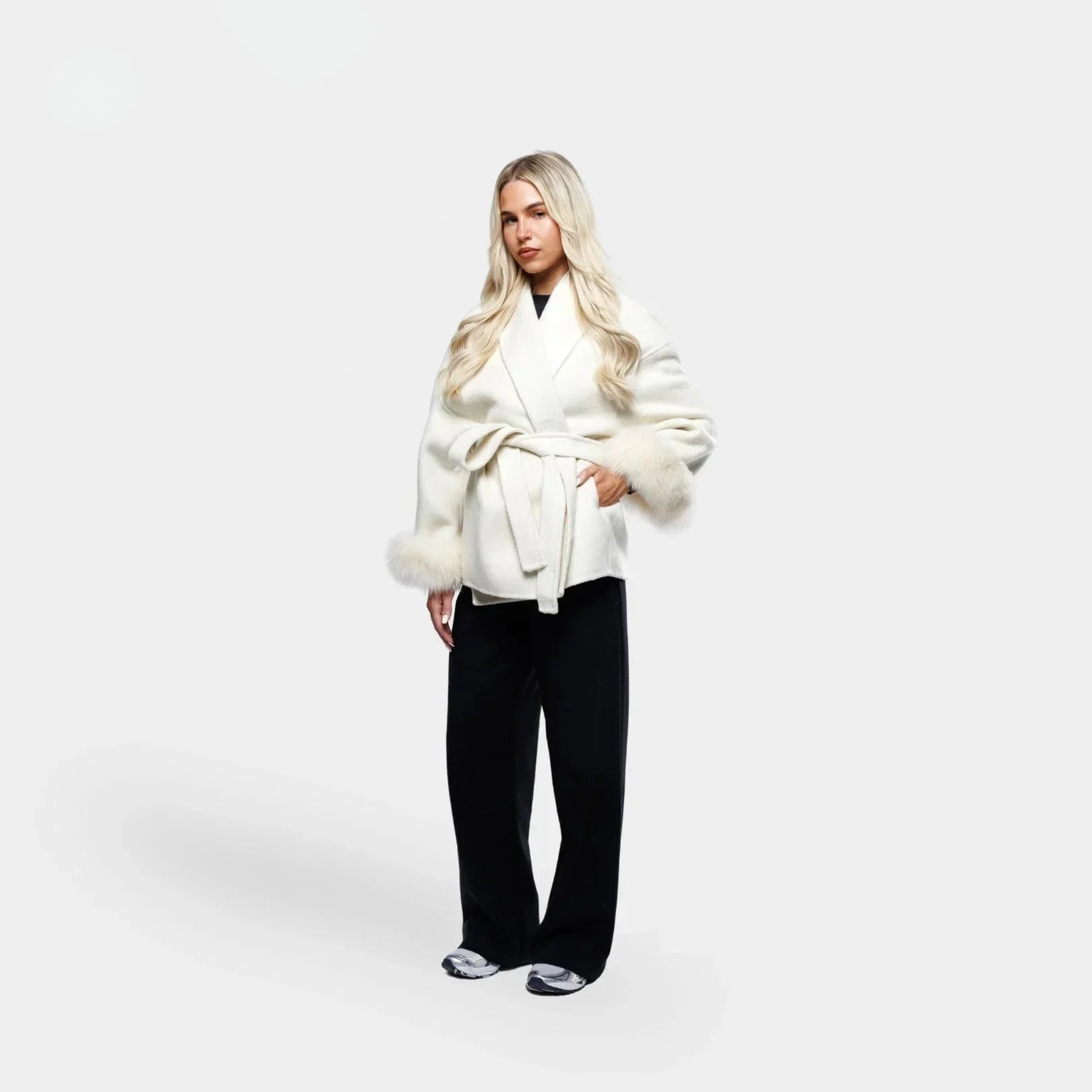 Veste femme blanche ceinturée avec manches en fourrure synthétique