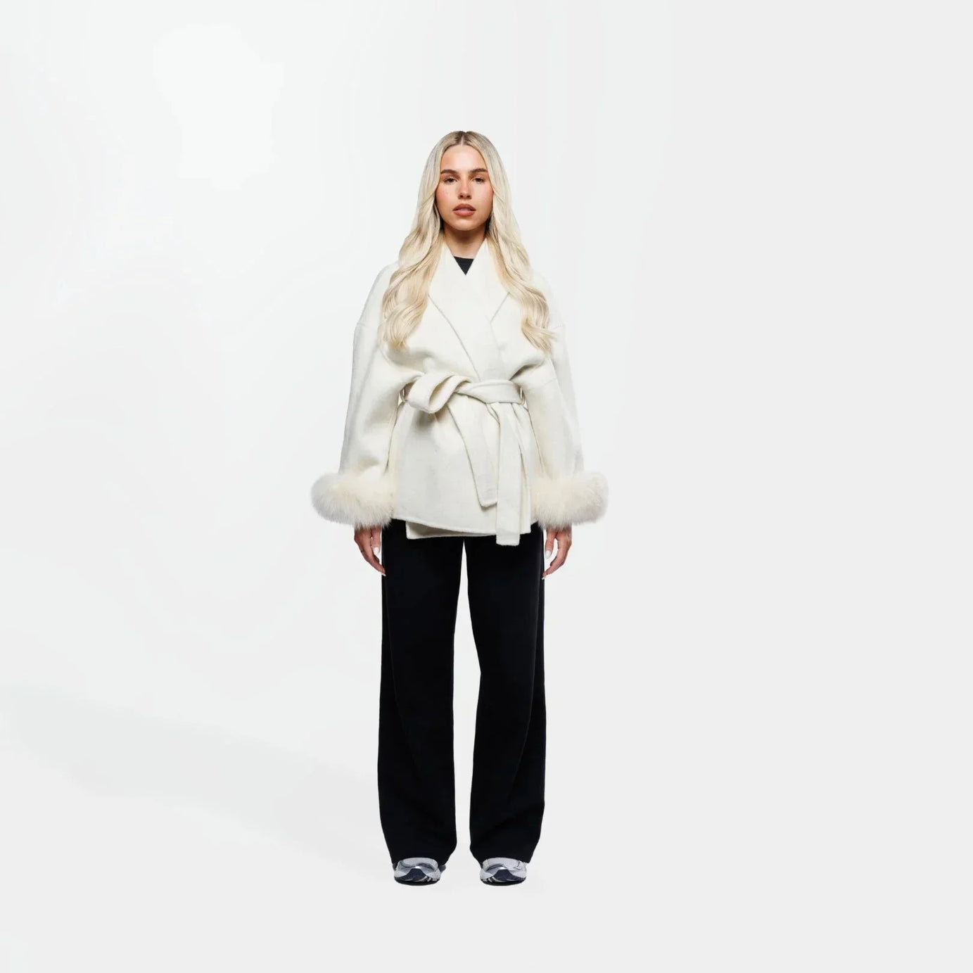 Veste femme blanche ceinturée avec manches en fourrure synthétique