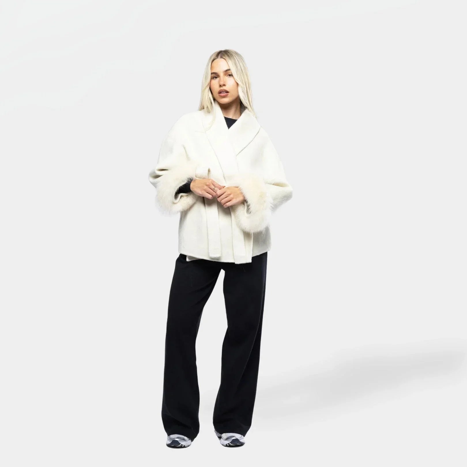Veste femme blanche ceinturée avec manches en fourrure synthétique