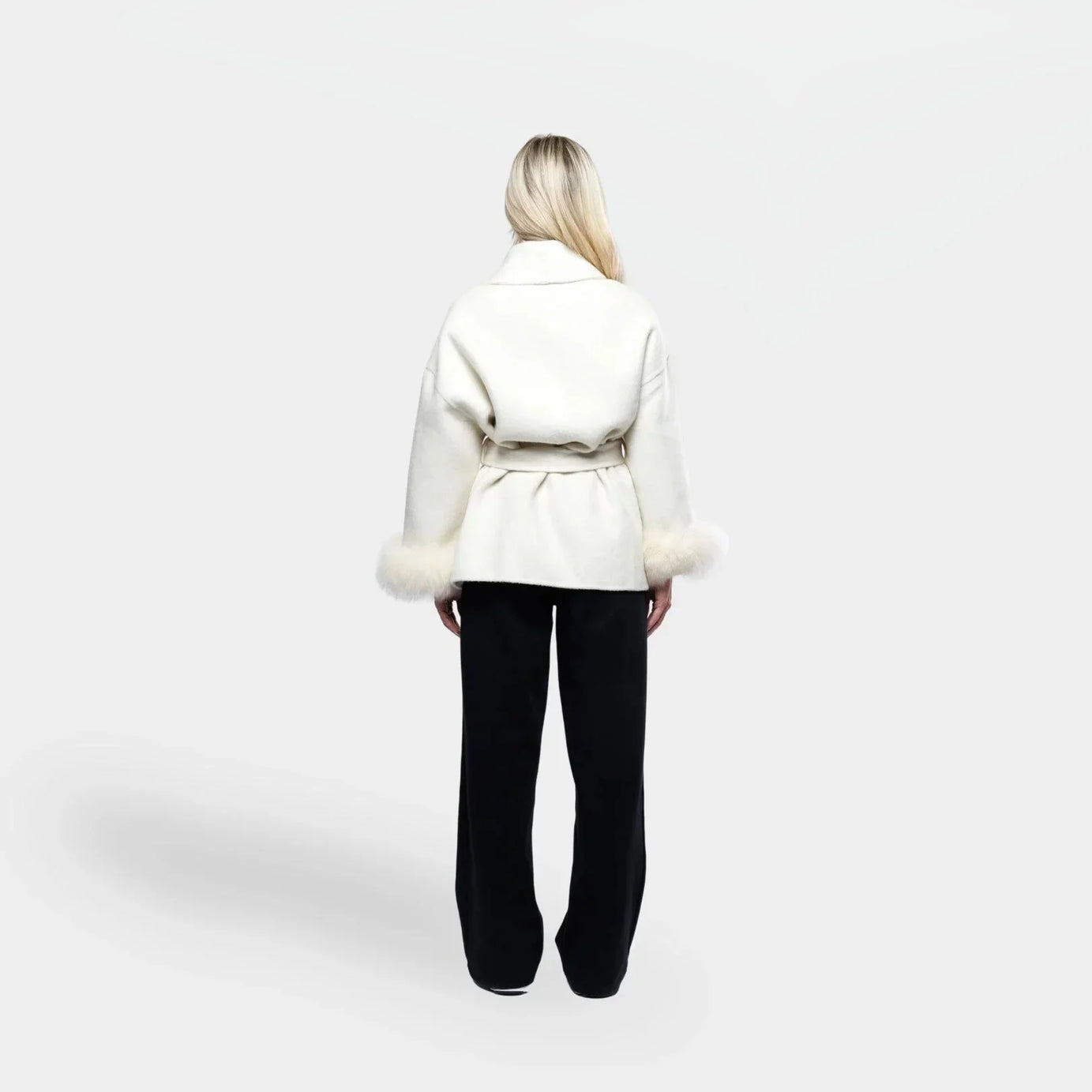 Veste femme blanche ceinturée avec manches en fourrure synthétique
