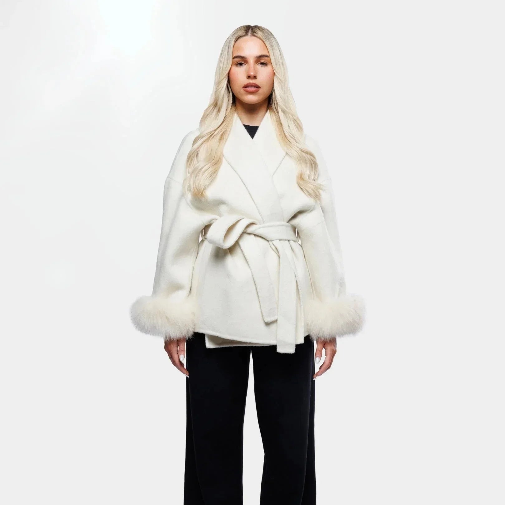 Veste femme blanche ceinturée avec manches en fourrure synthétique