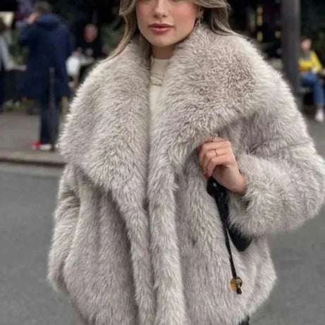 Veste femme chic avec texture luxueuse et col large