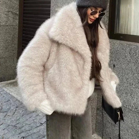 Veste femme chic avec texture luxueuse et col large