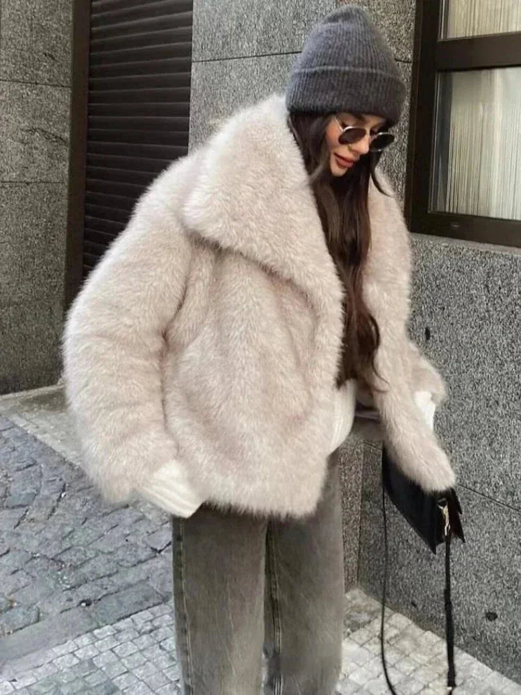 Veste femme chic avec texture luxueuse et col large