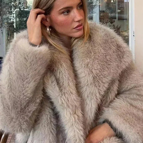 Veste femme chic avec texture luxueuse et col large
