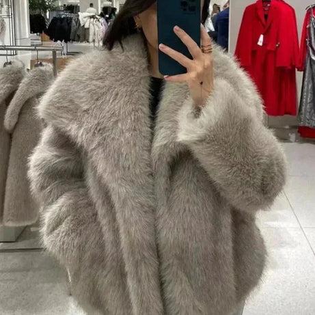 Veste femme chic avec texture luxueuse et col large