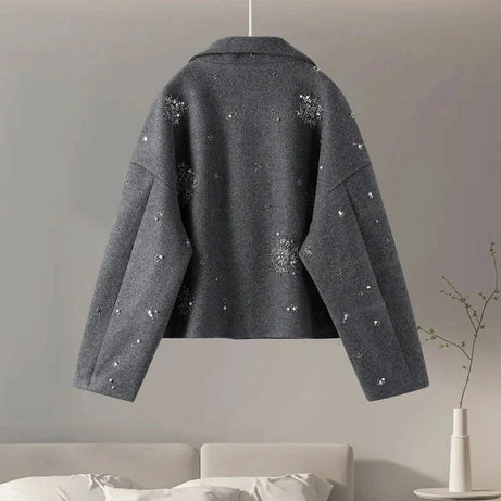 Veste femme col montant gris avec broderie et manches chauve-souris