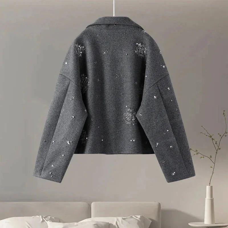 Veste femme col montant gris avec broderie et manches chauve-souris