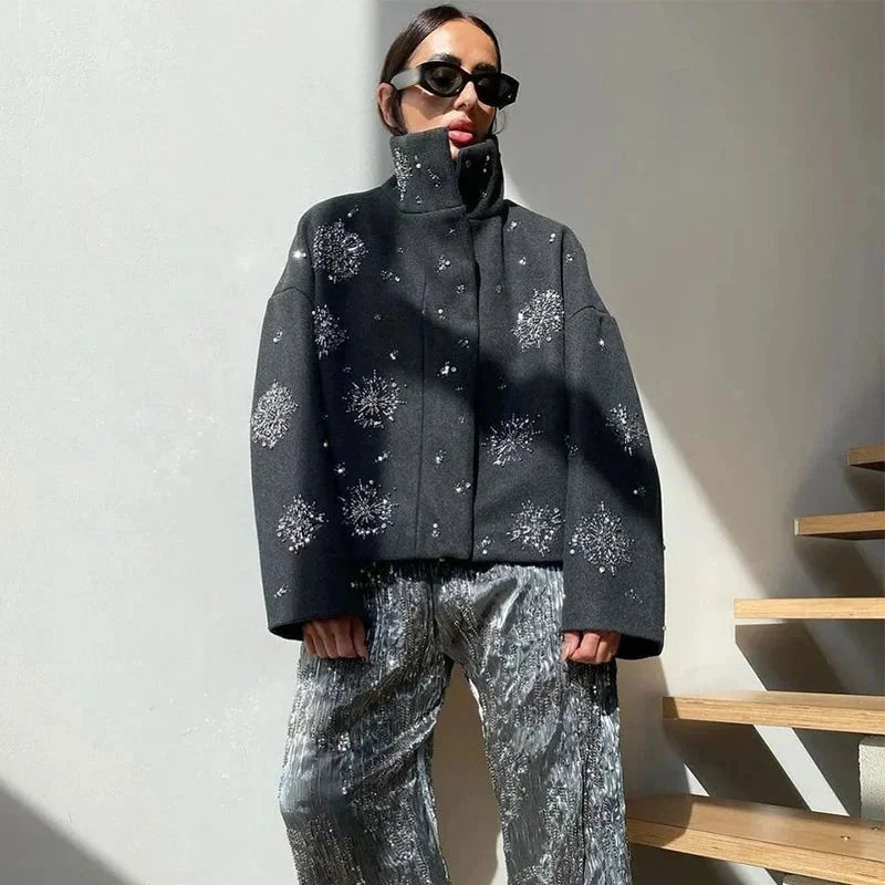 Veste femme col montant gris avec broderie et manches chauve-souris