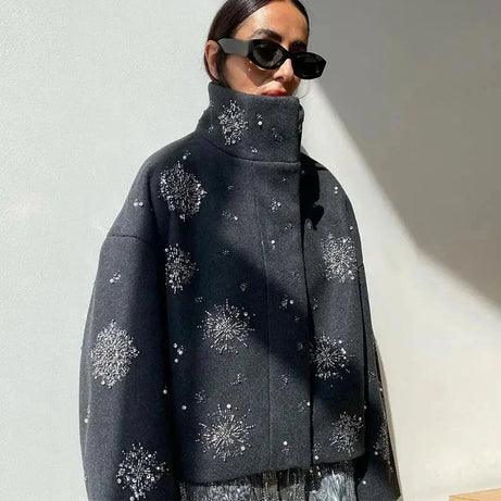 Veste femme col montant gris avec broderie et manches chauve-souris