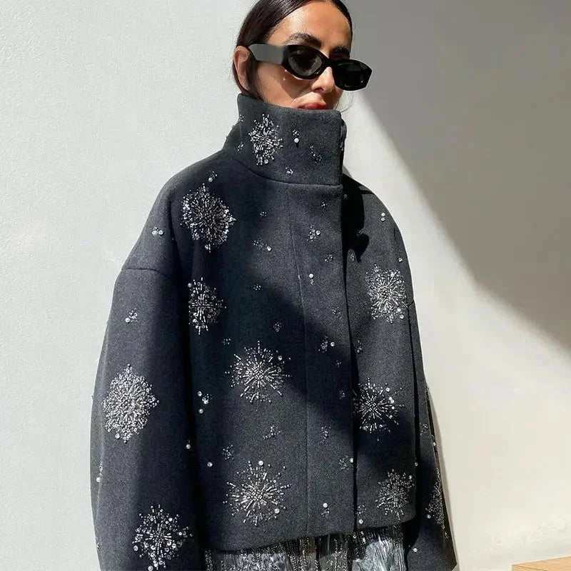 Veste femme col montant gris avec broderie et manches chauve-souris