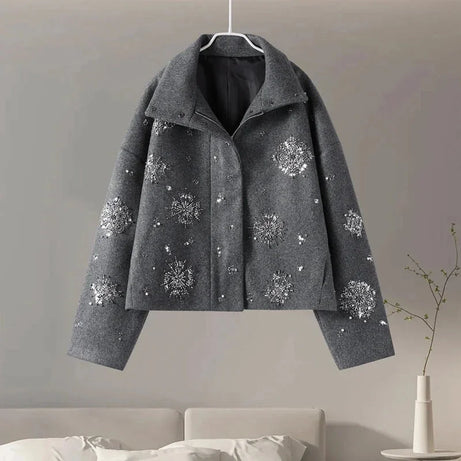 Veste femme col montant gris avec broderie et manches chauve-souris