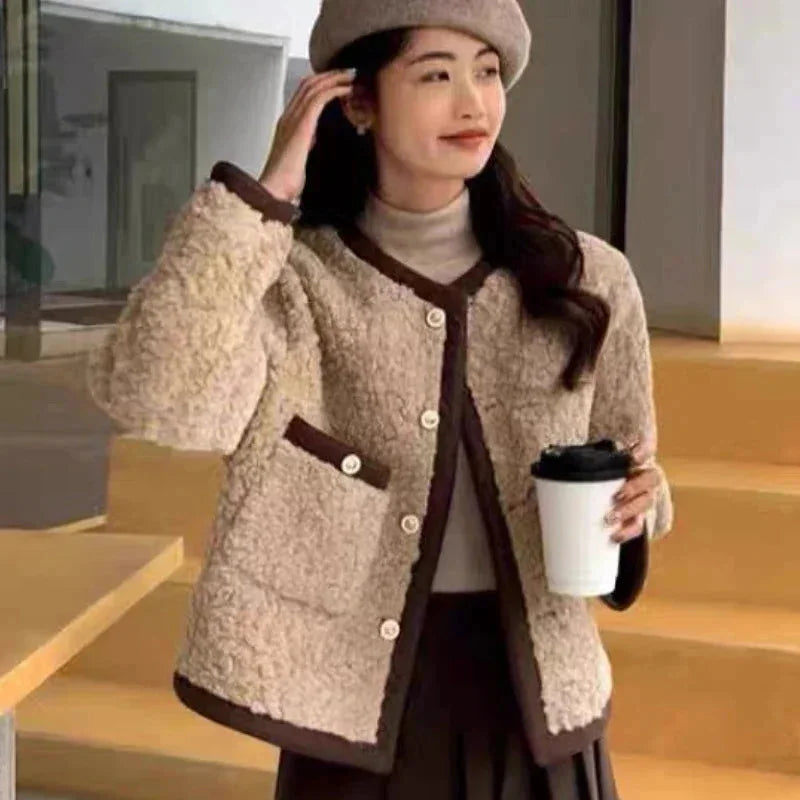 Veste femme courte en tissu peluche doux