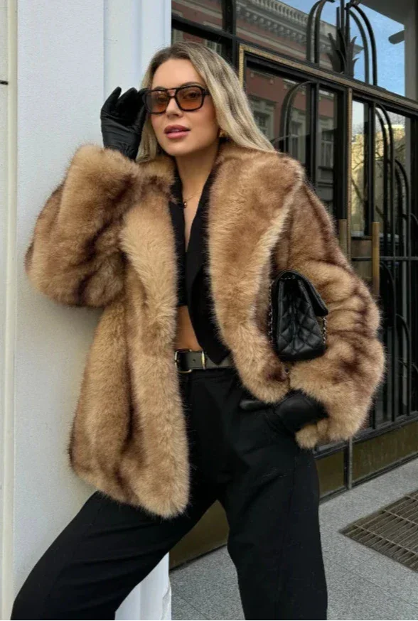 Veste marron élégante pour femme avec fermeture éclatante