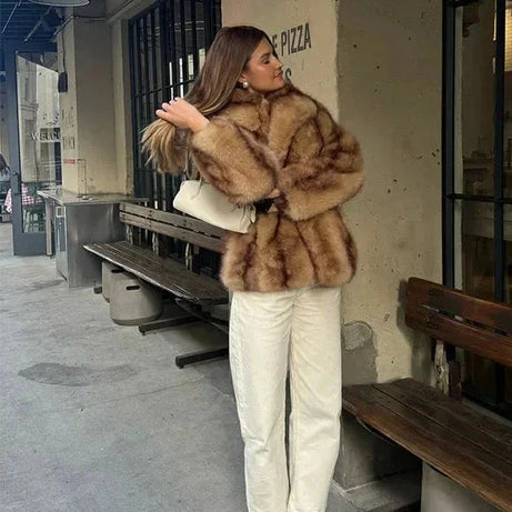 Veste marron élégante pour femme avec fermeture éclatante