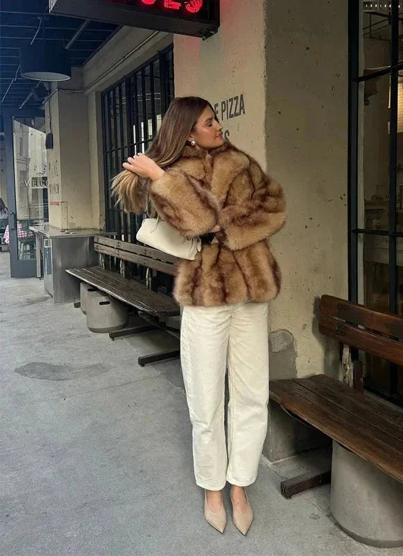 Veste marron élégante pour femme avec fermeture éclatante
