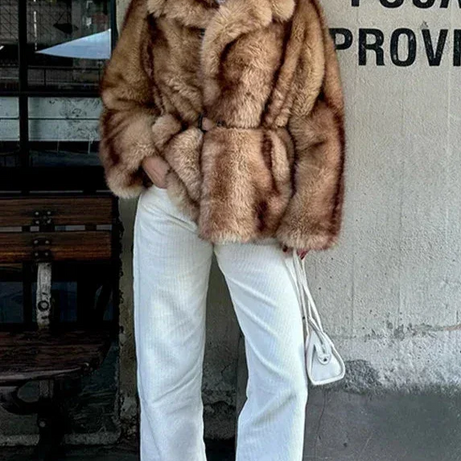 Veste marron élégante pour femme avec fermeture éclatante