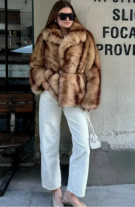 Veste marron élégante pour femme avec fermeture éclatante