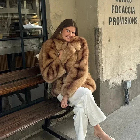 Veste marron élégante pour femme avec fermeture éclatante
