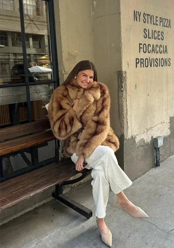 Veste marron élégante pour femme avec fermeture éclatante