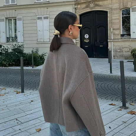 Veste moderne femme coupe ample avec boutons