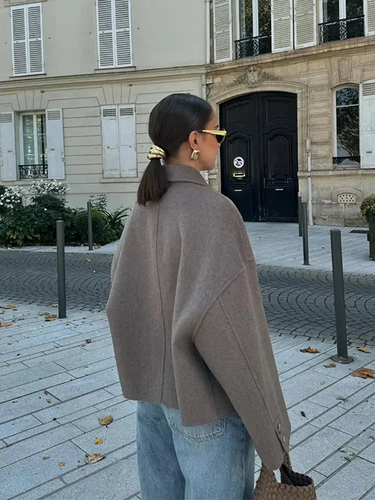 Veste moderne femme coupe ample avec boutons