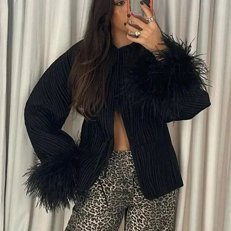 Veste noire femme avec poignets en plumes élégants