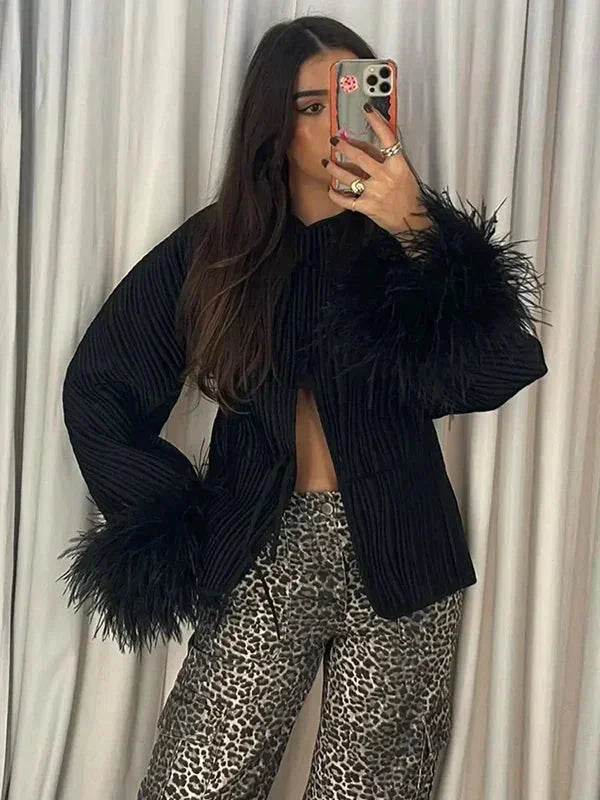 Veste noire femme avec poignets en plumes élégants