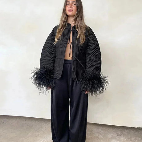 Veste noire femme avec poignets en plumes élégants