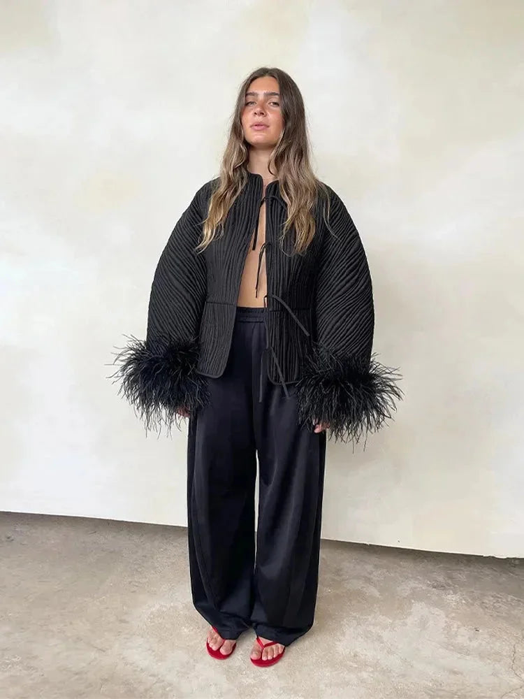 Veste noire femme avec poignets en plumes élégants