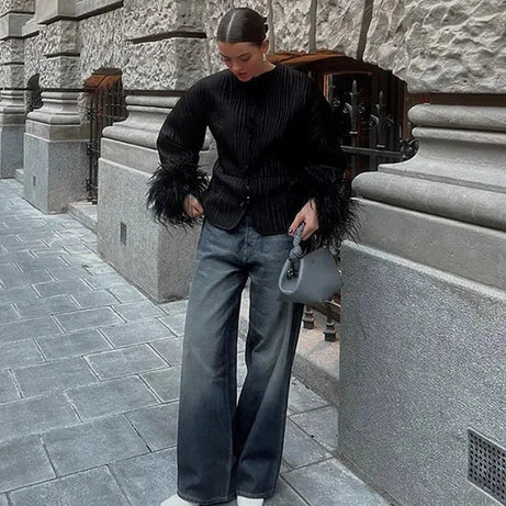 Veste noire femme avec poignets en plumes élégants