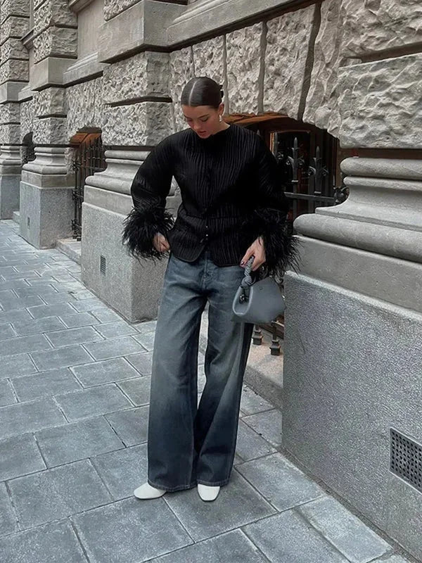 Veste noire femme avec poignets en plumes élégants