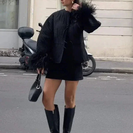 Veste noire femme avec poignets en plumes élégants