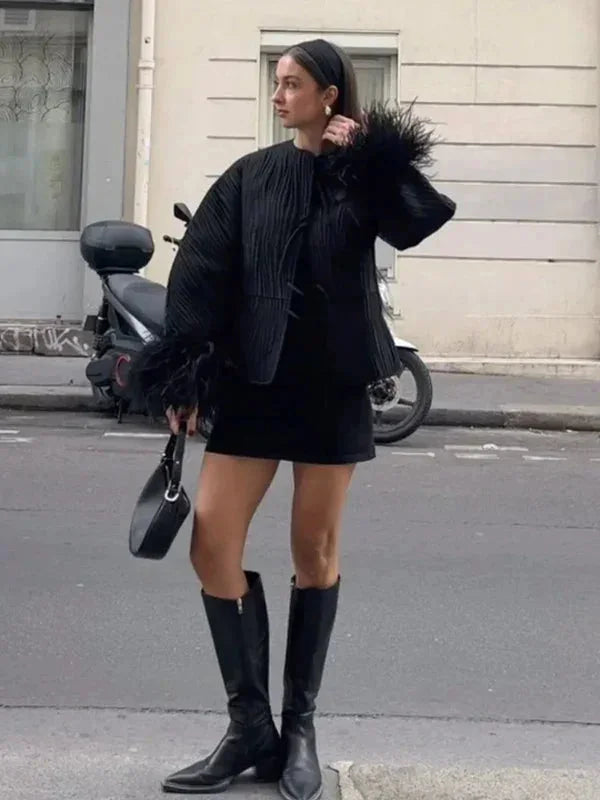 Veste noire femme avec poignets en plumes élégants