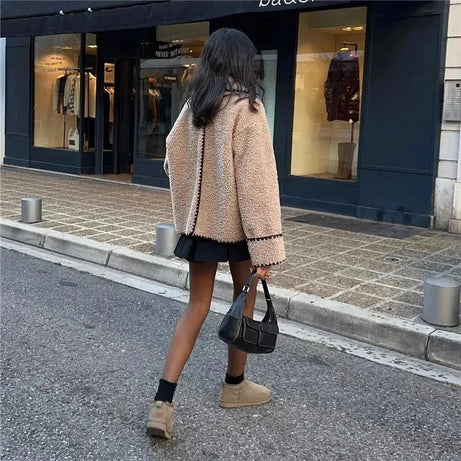 Veste teddy femme beige avec coutures noires contrastées
