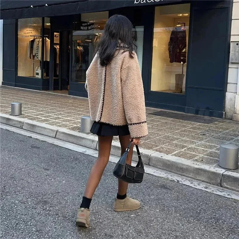 Veste teddy femme beige avec coutures noires contrastées