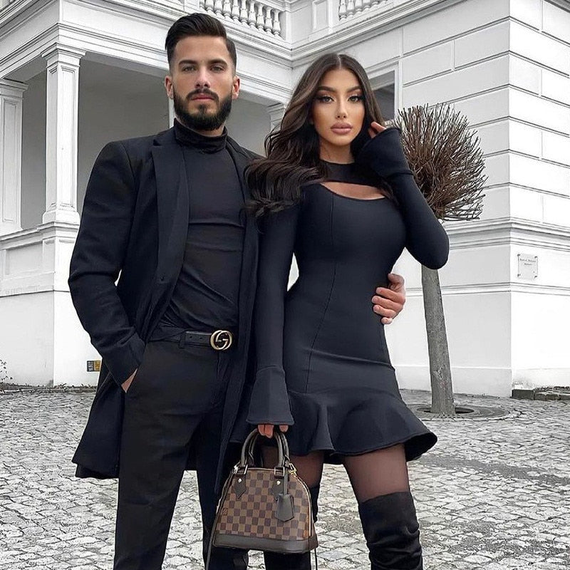 Maria Schwarzes, langärmliges A-Linien-Kleid mit Rüschen