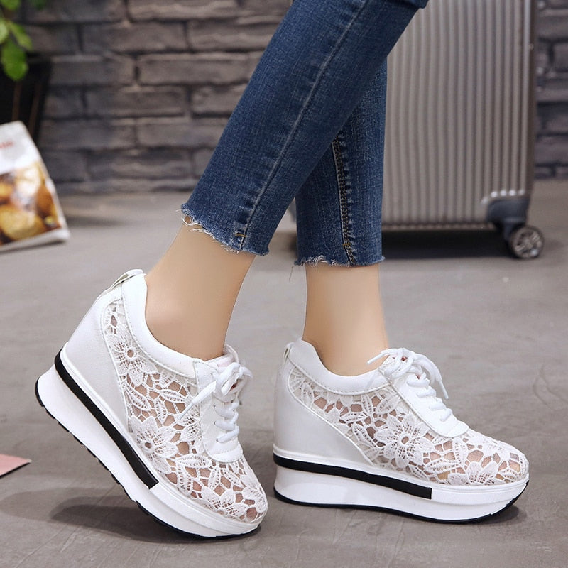 Damenschuhe mit Blumenspitze