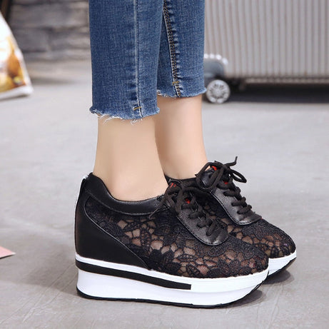 Damenschuhe mit Blumenspitze