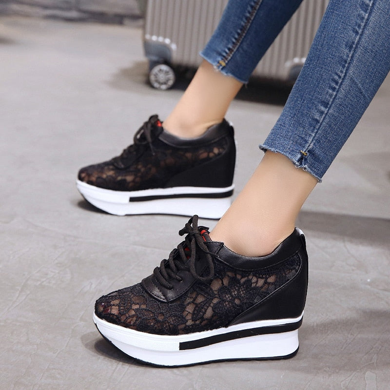 Damenschuhe mit Blumenspitze